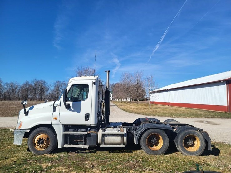 2013-freightliner-ca125dc-tandem-axle-day-cab-semi-image-2