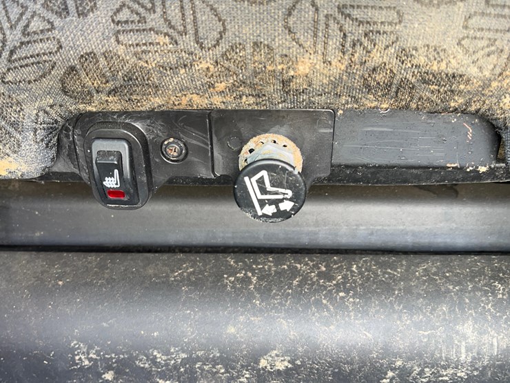 new-holland-l320-image-31