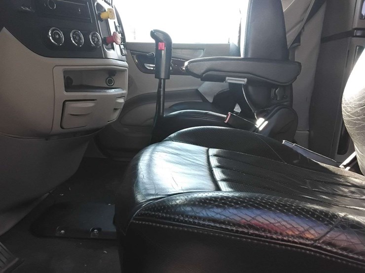 2019-peterbilt-579-image-34