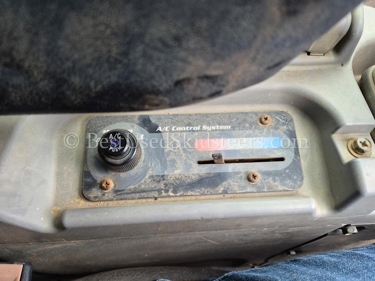 2019-kubota-svl95-2-skid-steer-loader-image-14