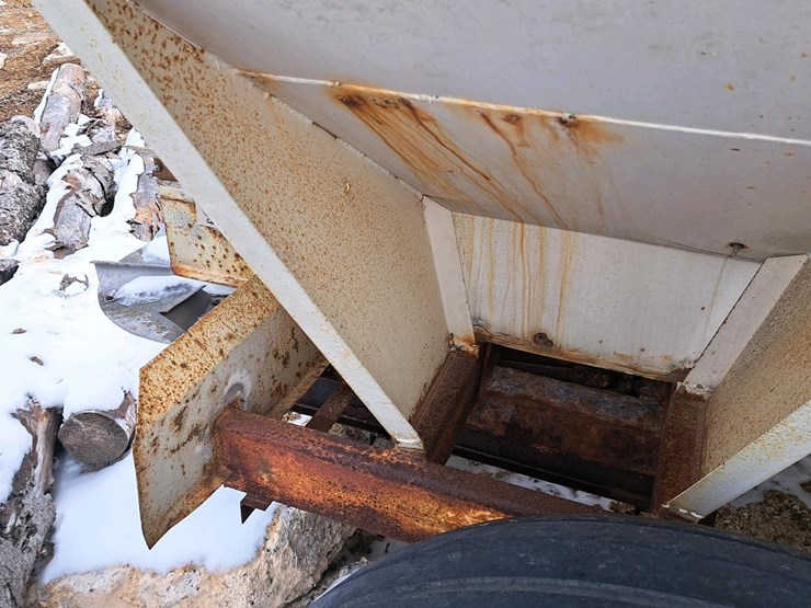 #710-•-fs-fertilizer-spreader-image-21