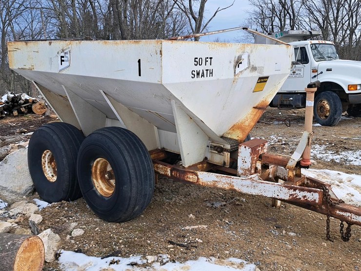 #710-•-fs-fertilizer-spreader-image-6