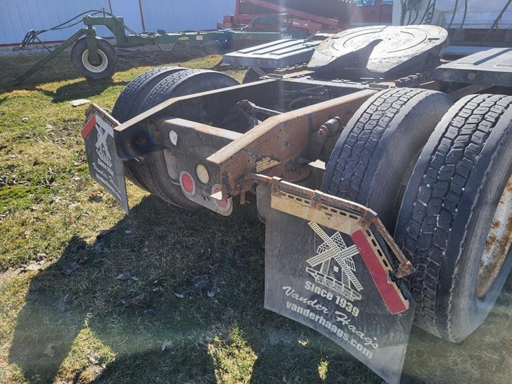 2013-freightliner-ca125dc-tandem-axle-day-cab-semi-image-28