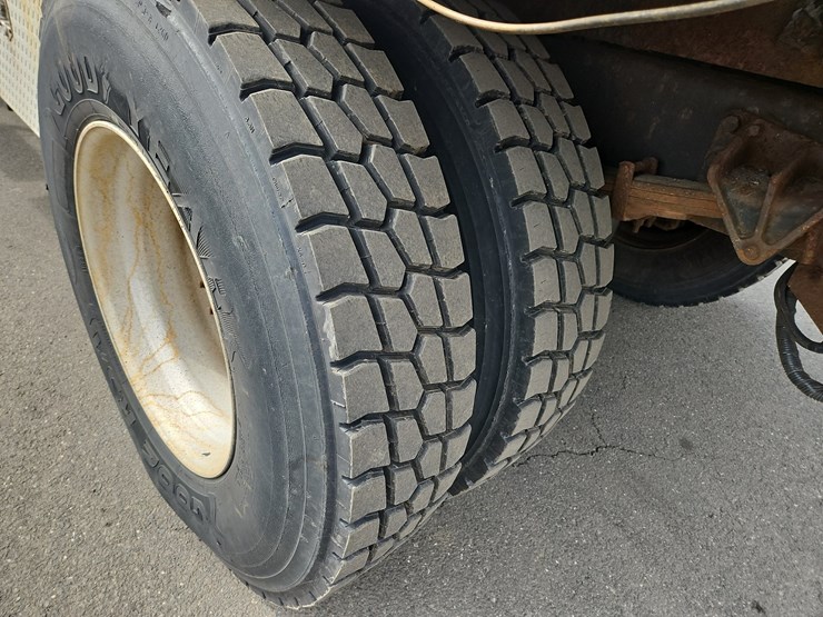 2009-international-durastar-4300-image-13