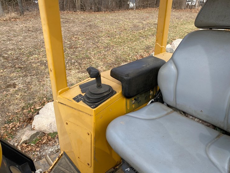 2005-deere-700h-image-39