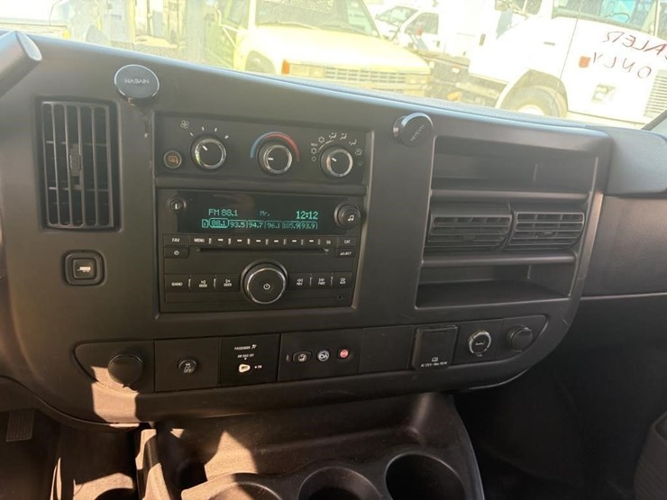 2015-chevrolet-express-2500-image-16