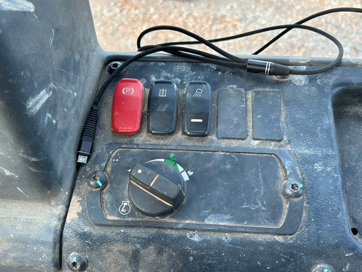 2023-caterpillar-d1-image-47