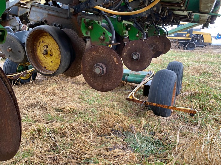 kinze-24-row-planter-image-47