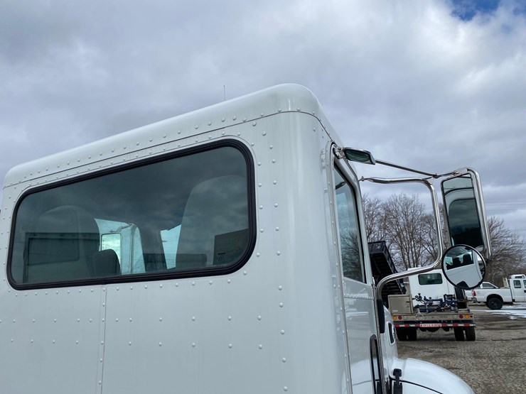 2016-peterbilt-325-image-28