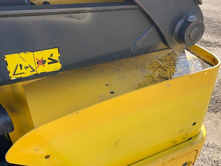 new-holland-l320-image-12