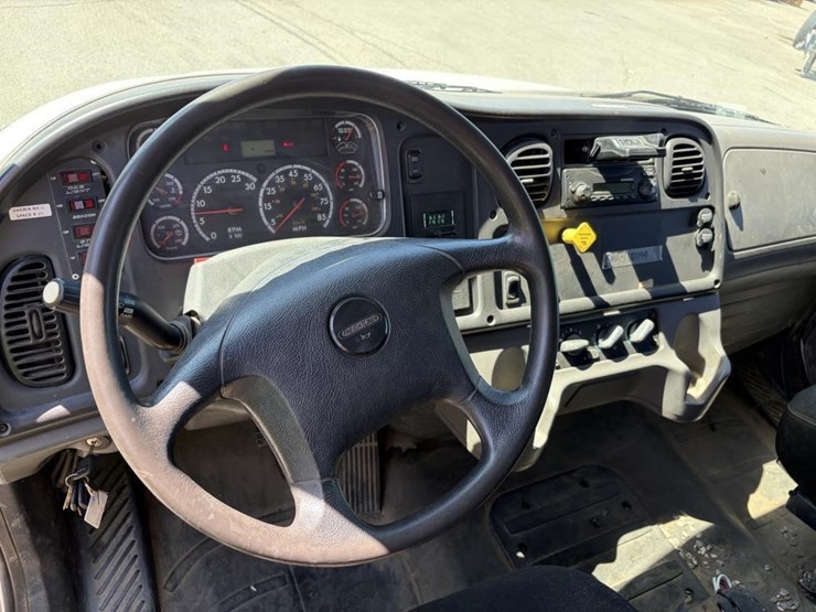 2012-freightliner-m2-106-image-13