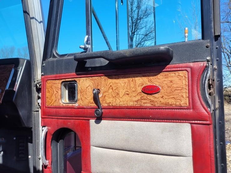 1993-peterbilt-377-image-11