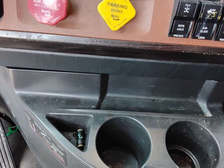 2019-freightliner-cascadia-126-image-37