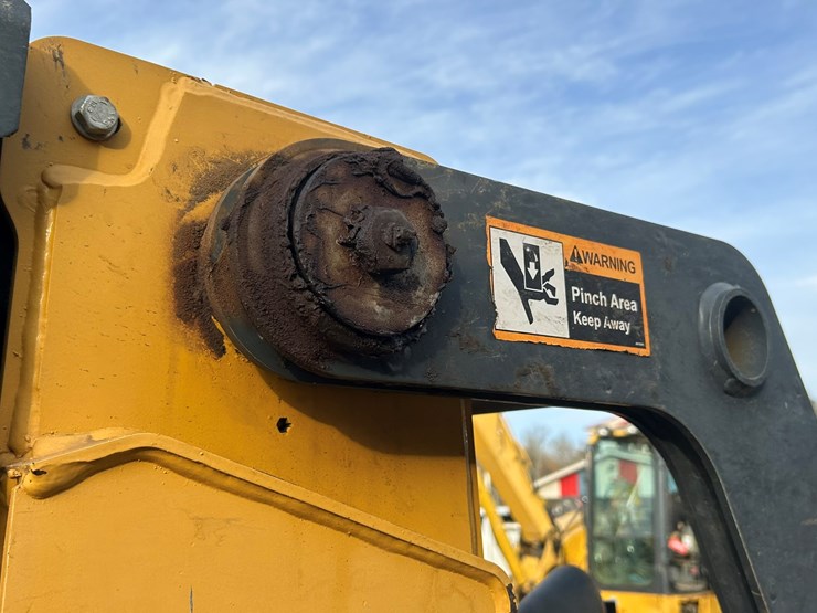 2011-deere-333g-image-24