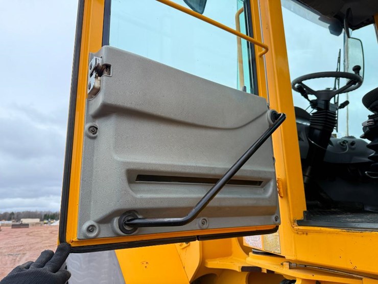 volvo-l120e-image-47