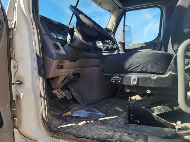 2013-freightliner-ca125dc-tandem-axle-day-cab-semi-image-51