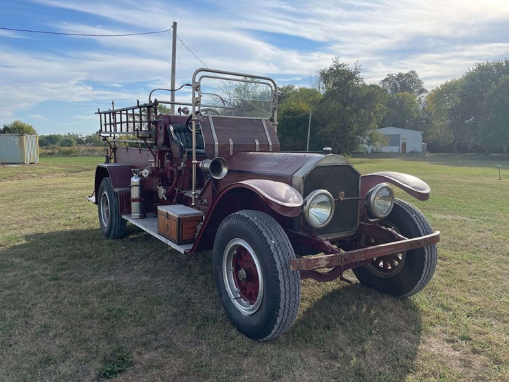 1917-american-la-france-firetruck-image-8