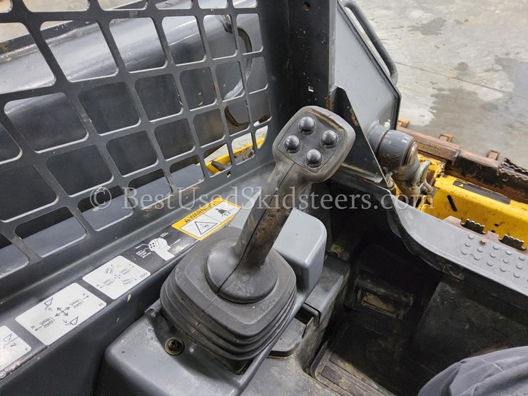 2018-deere-323e-image-12