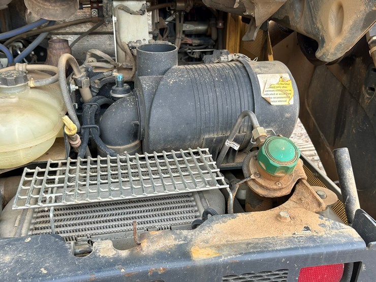 2011-deere-333g-image-33