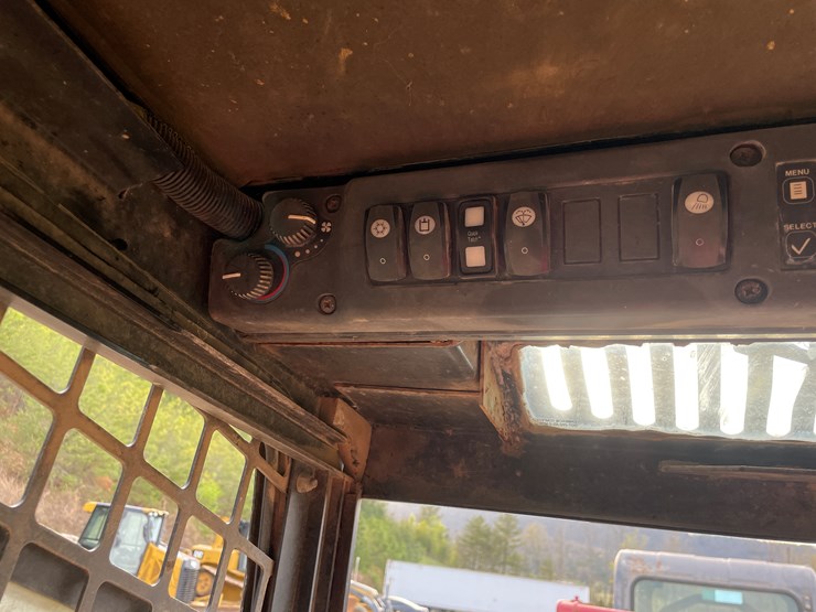 2006-deere-325-image-37