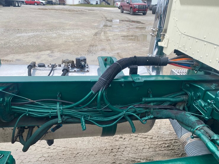 2002-peterbilt-379-image-111