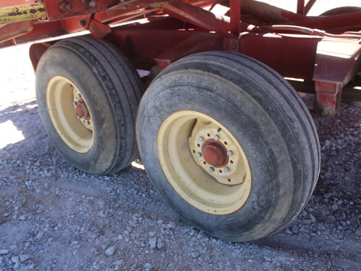 new-holland-1033-image-30