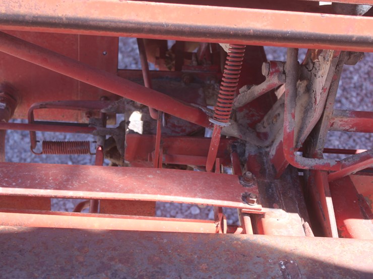 new-holland-1033-image-37