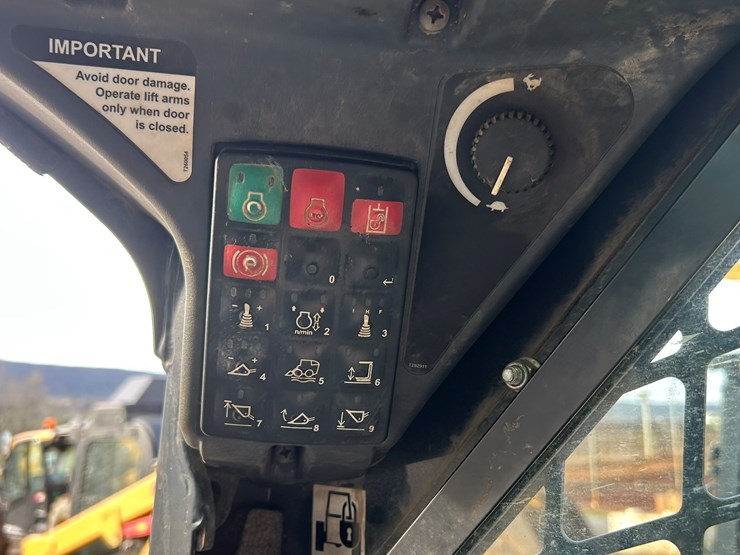 2011-deere-333g-image-43