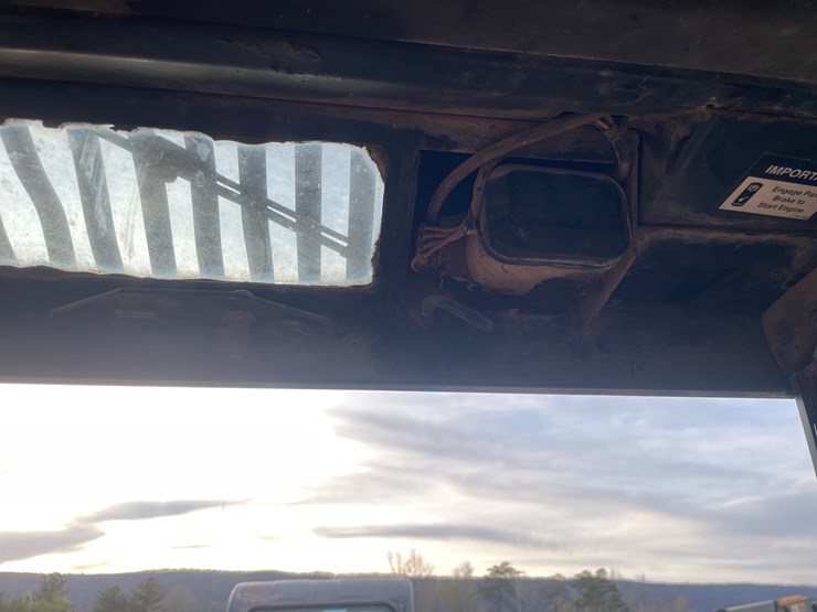 2006-deere-325-image-39