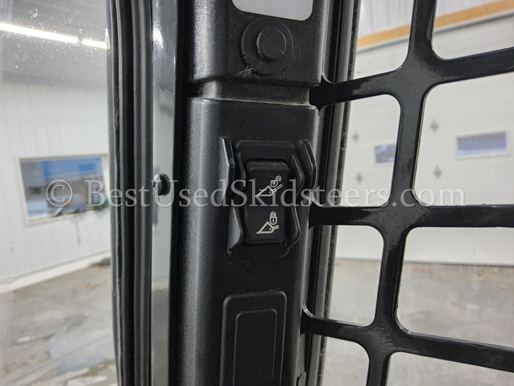 2023-bobcat-t740-image-28