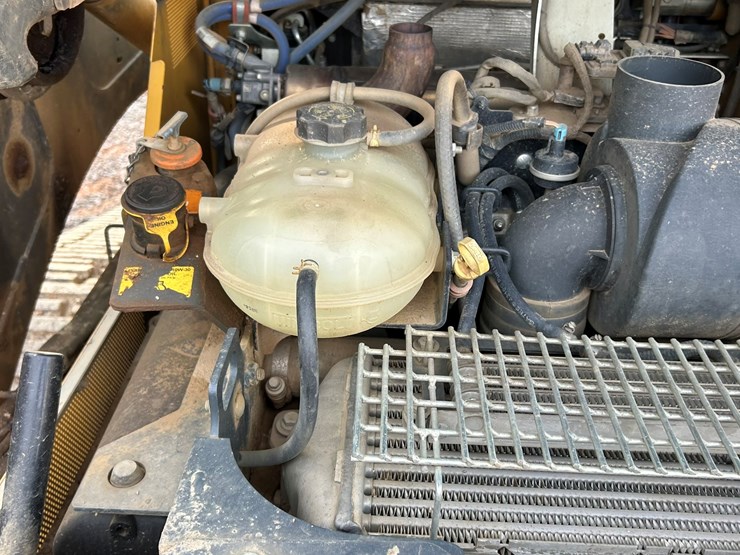 2011-deere-333g-image-32