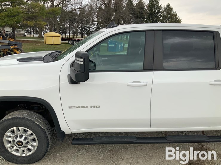 2022-chevrolet-2500-image-12