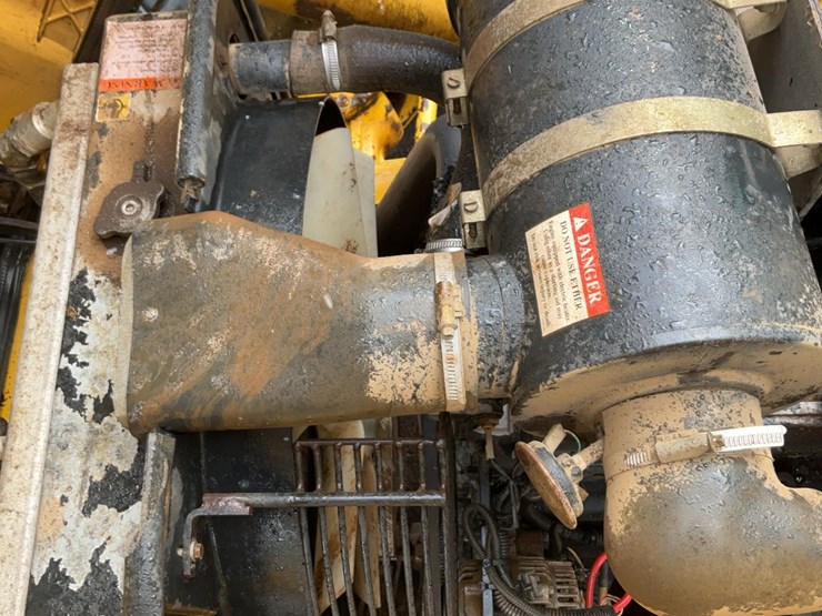 #360-•-2000-komatsu-4x4-utility-backhoe-image-15