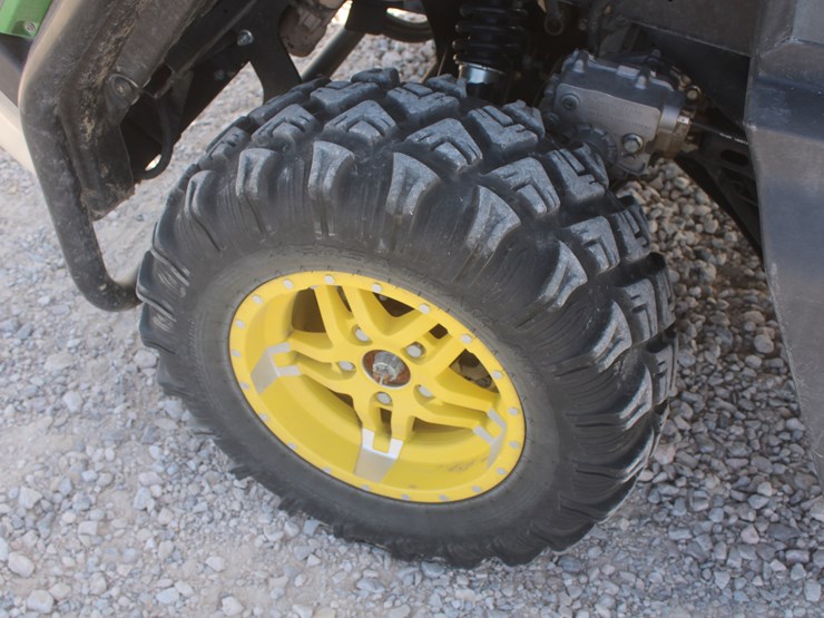 2019-john-deere-gator-image-34