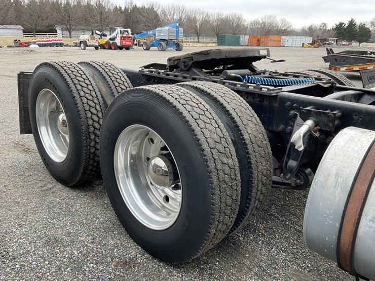 1996-freightliner-fld120-image-4