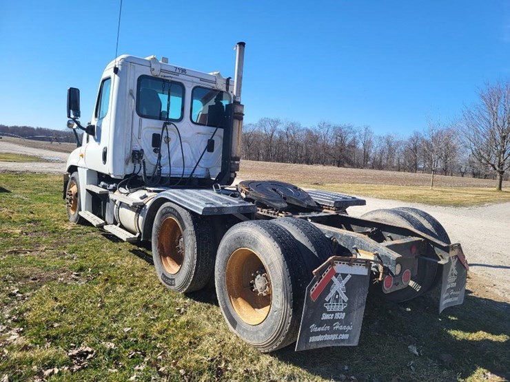 2013-freightliner-ca125dc-tandem-axle-day-cab-semi-image-3
