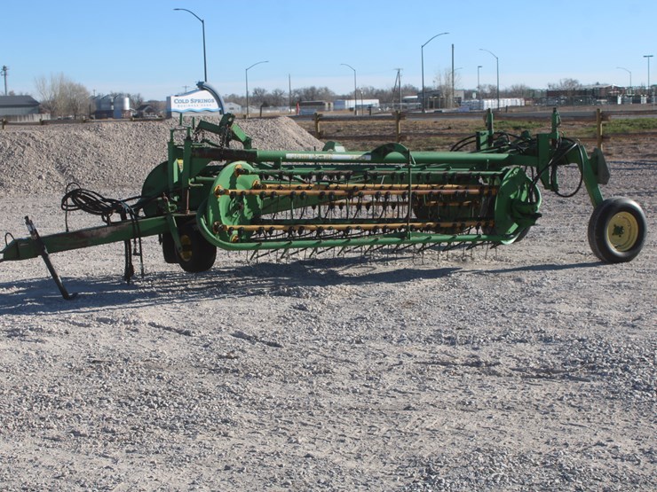 john-deere-700-image-1