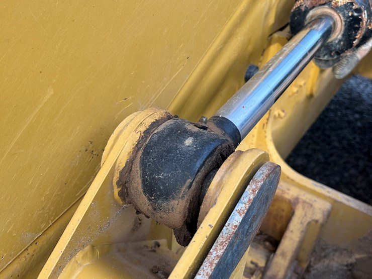 2023-caterpillar-d1-image-15