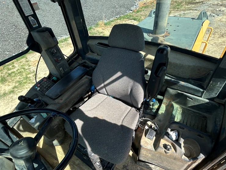 2010-deere-544k-image-79