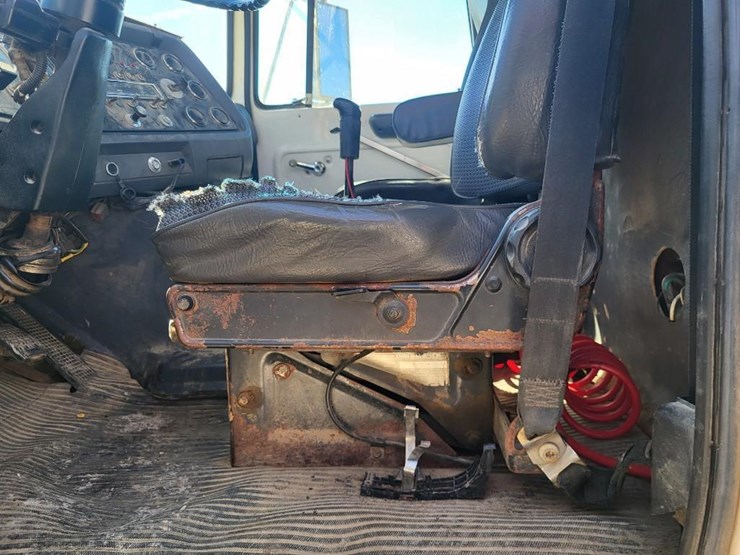 1995-ford-l9000-tandem-axle-day-cab-semi-image-53