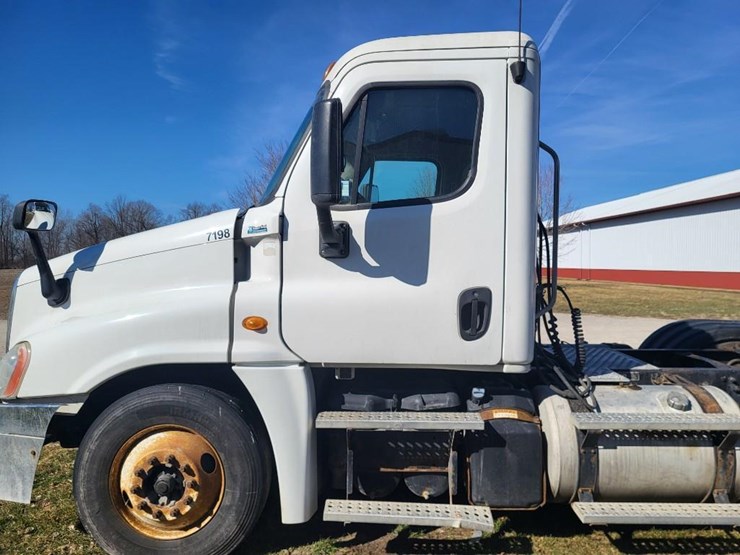 2013-freightliner-ca125dc-tandem-axle-day-cab-semi-image-15