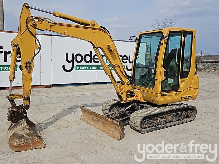 2014-takeuchi-tb235-image-1