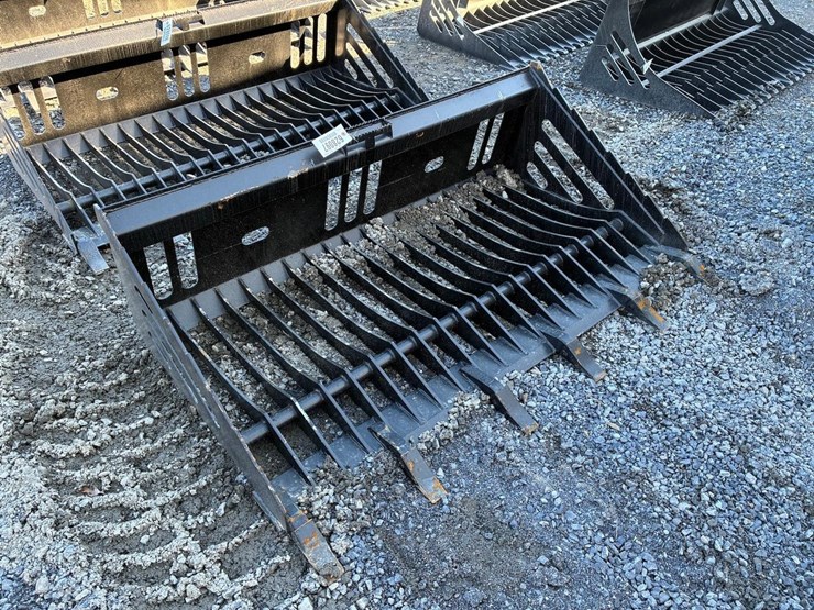 wildcat-68"-skid-steer-skeleton-tooth-bucket-image-1