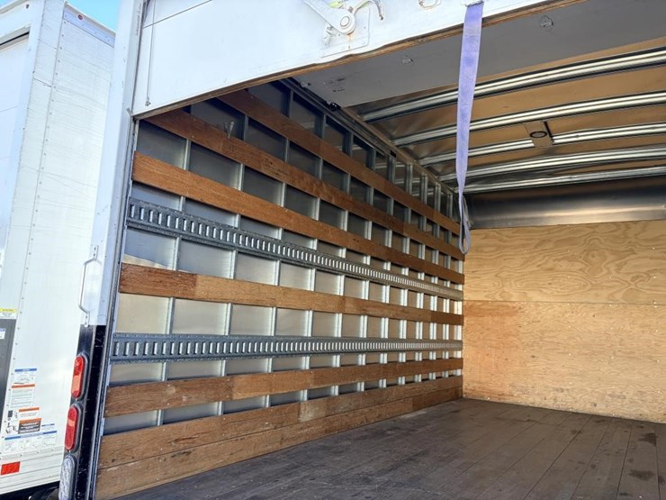 2023-isuzu-nrr-image-23