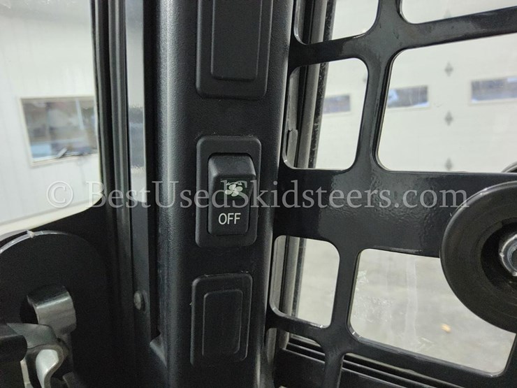 2023-bobcat-t740-image-27