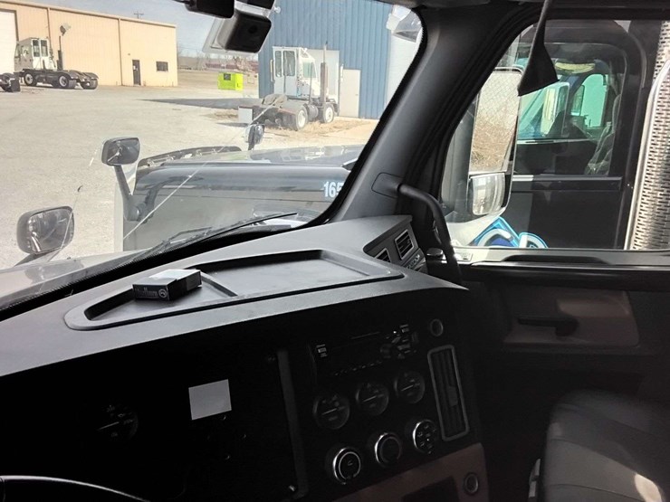 2020-freightliner-cascadia-126-image-24