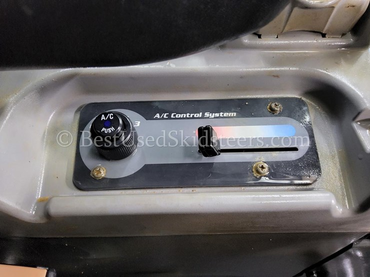 2023-kubota-svl97-2-image-26