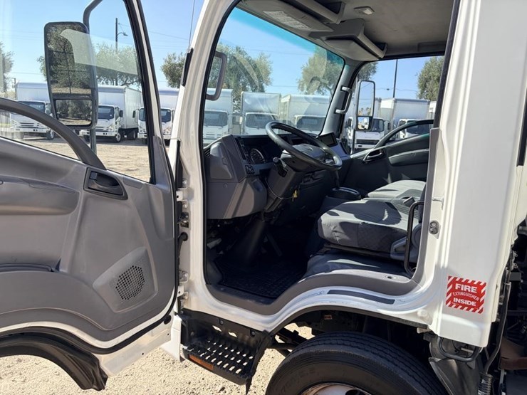 2015-isuzu-nrr-image-16