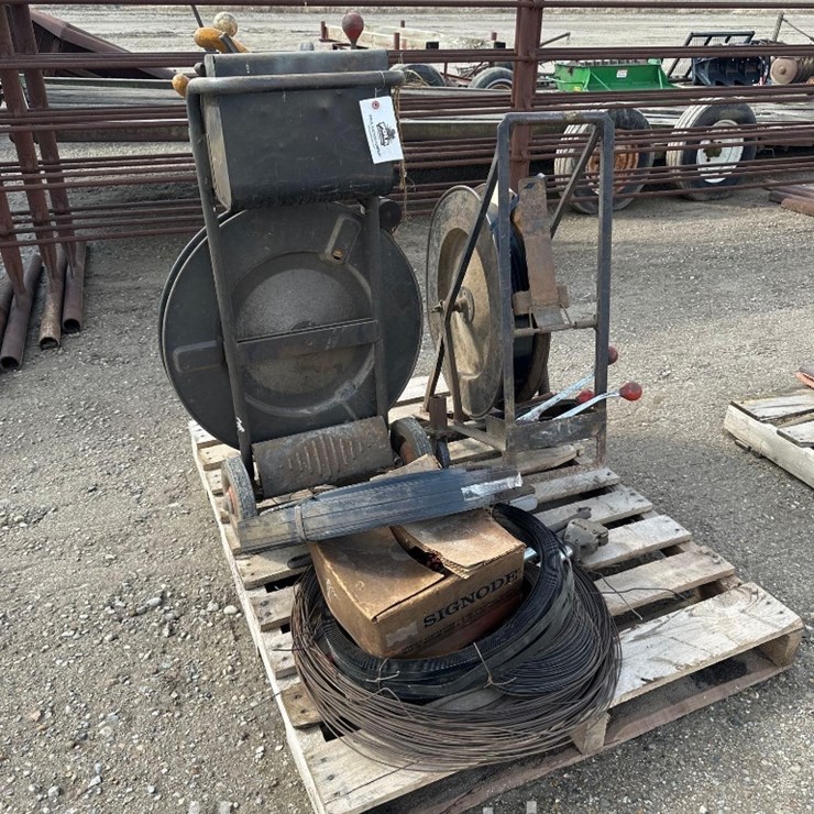 1832 - BANDING MACHINES