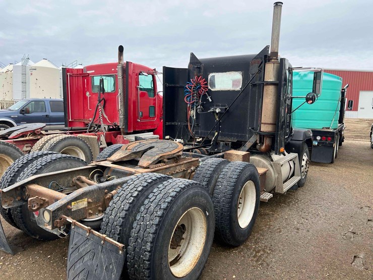 2000-freightliner-fld120-image-3